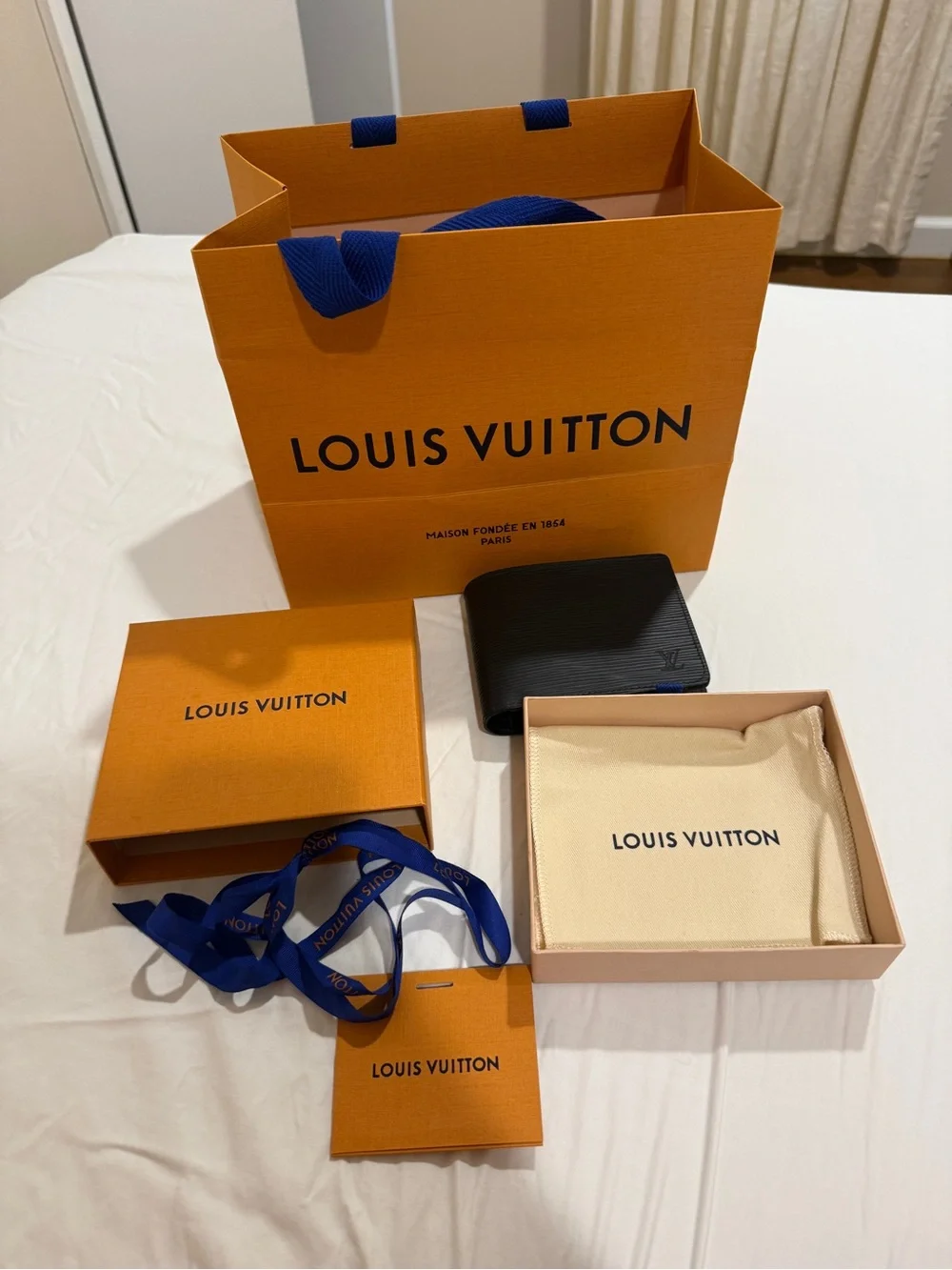 Louis Vuitton compact bi